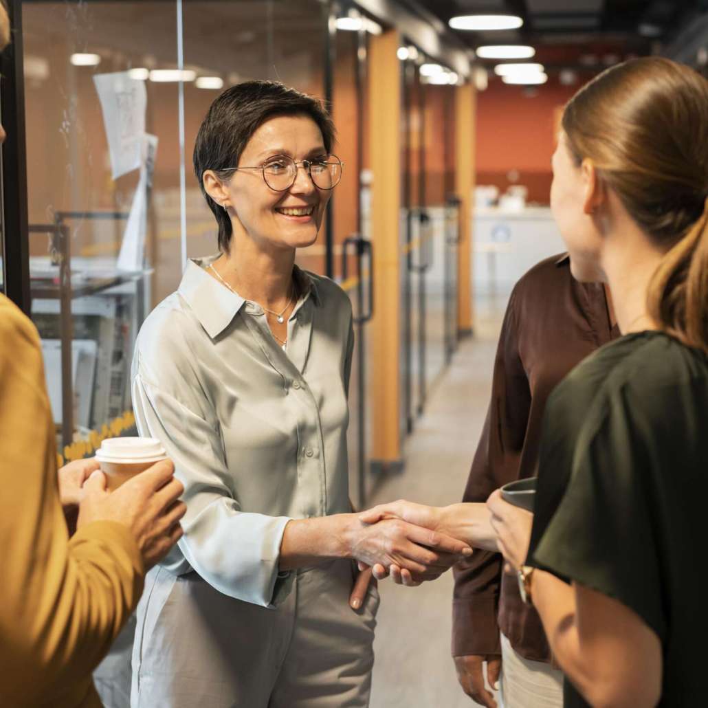 gros-plan-des-femmes-se-serrant-la-main-au-travail